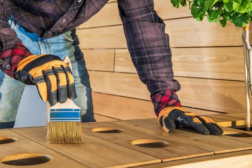 barnizado de madera en huelva protege y embellece tus muebles